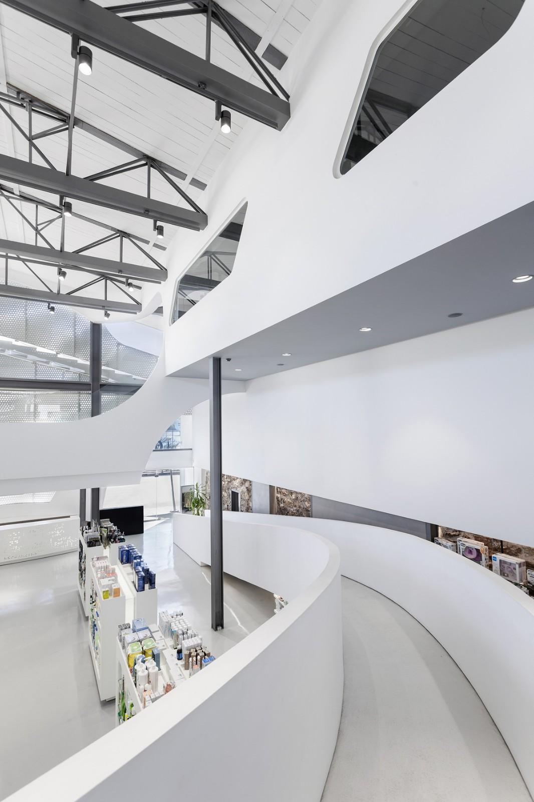 海浪与白帆的奏歌：Mole药房 / KLab Architecture