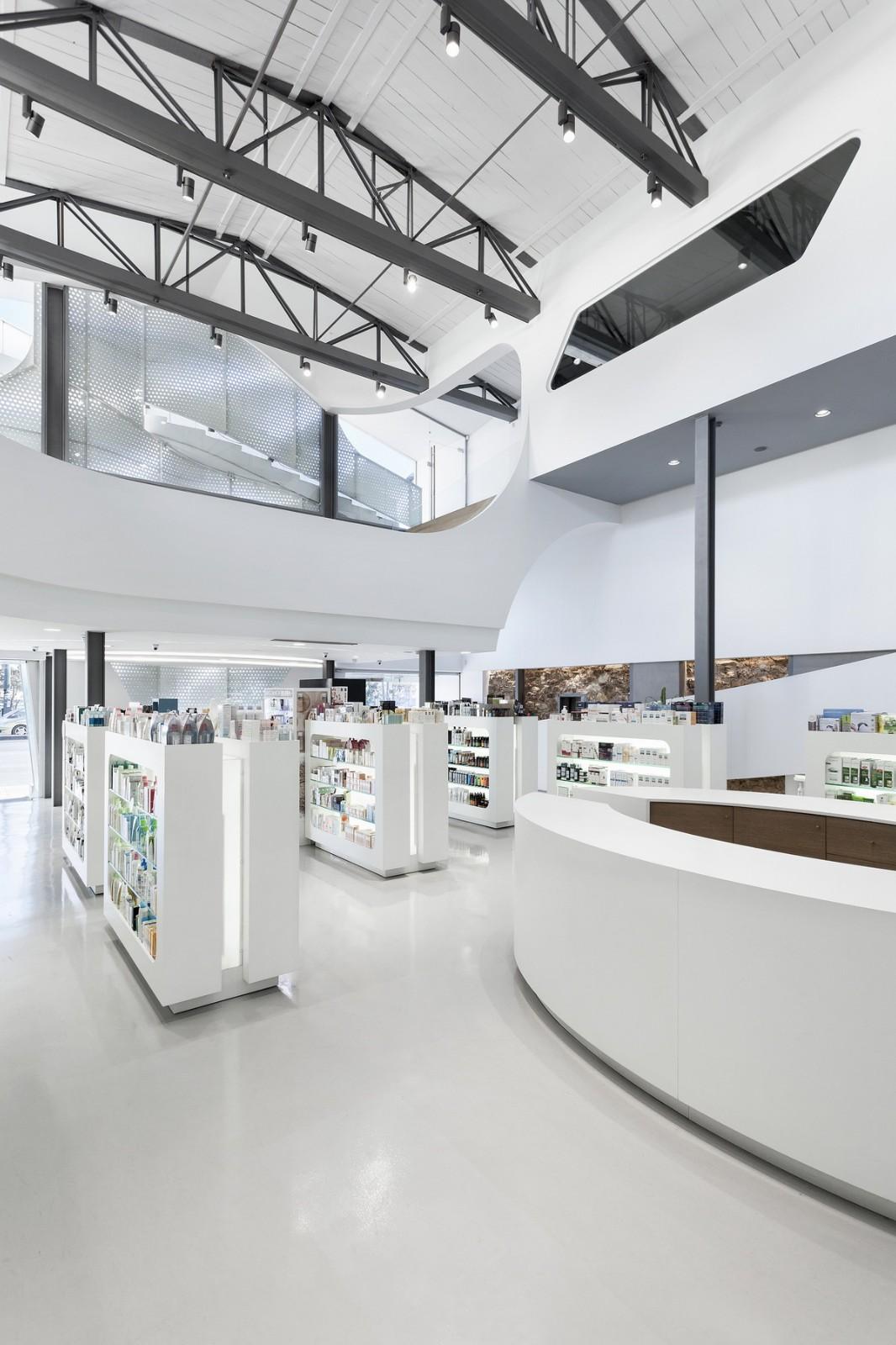 海浪与白帆的奏歌：Mole药房 / KLab Architecture