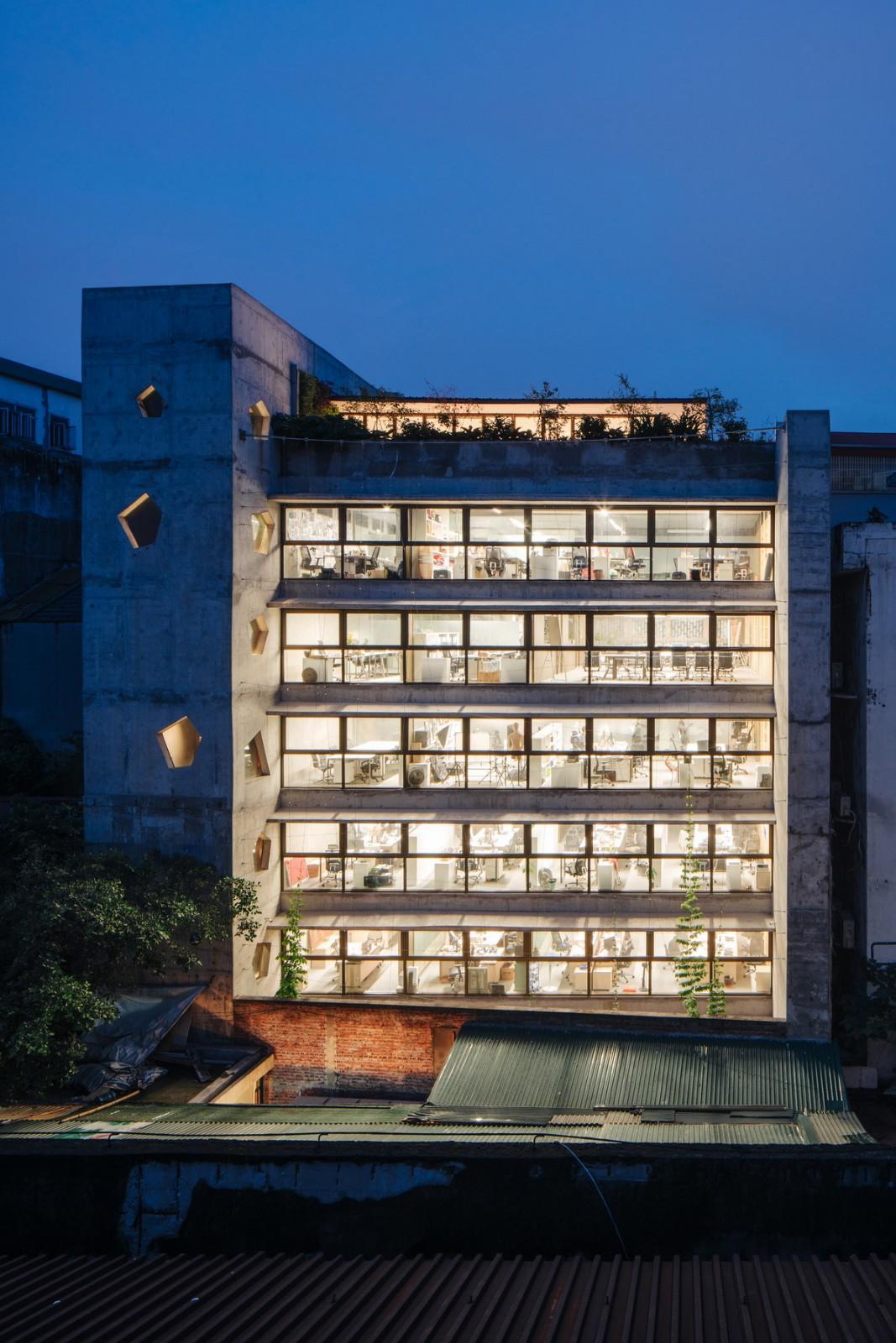 OpenAsia 集团总部，两个核心筒吊起的桥梁办公楼 / G8A Architecture & UrbanPlanning