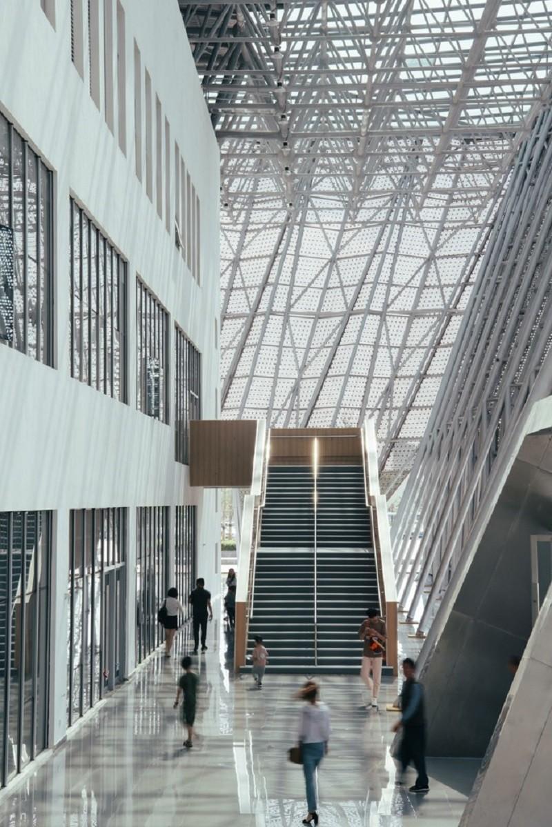 犹如舞台幕布般动态折叠延展：亳州市体育馆 / 袁野建筑工作室