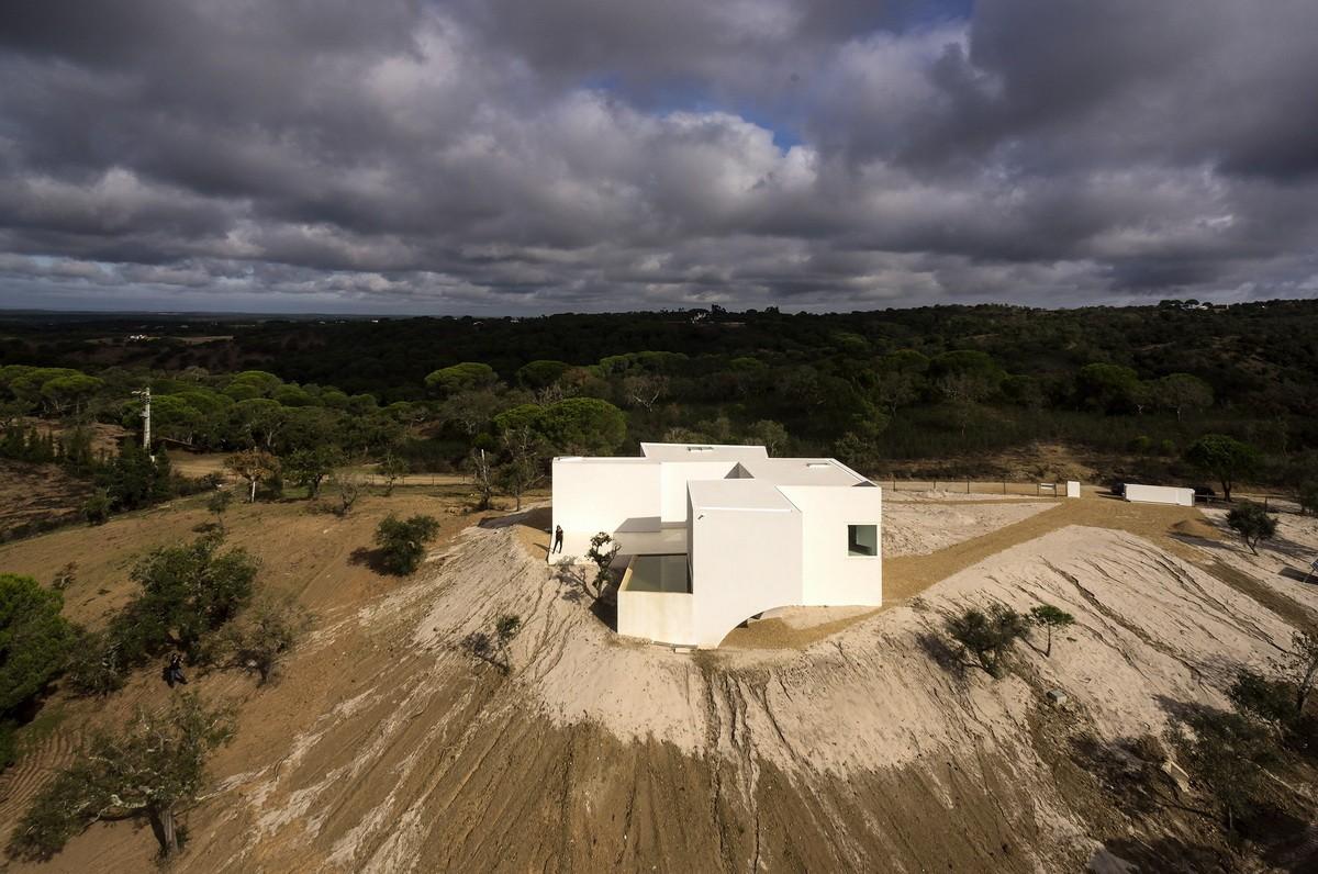 荒漠上的白色雕塑“花”：Fontinha 住宅 / Aires Mateus + SIA arquitectura
