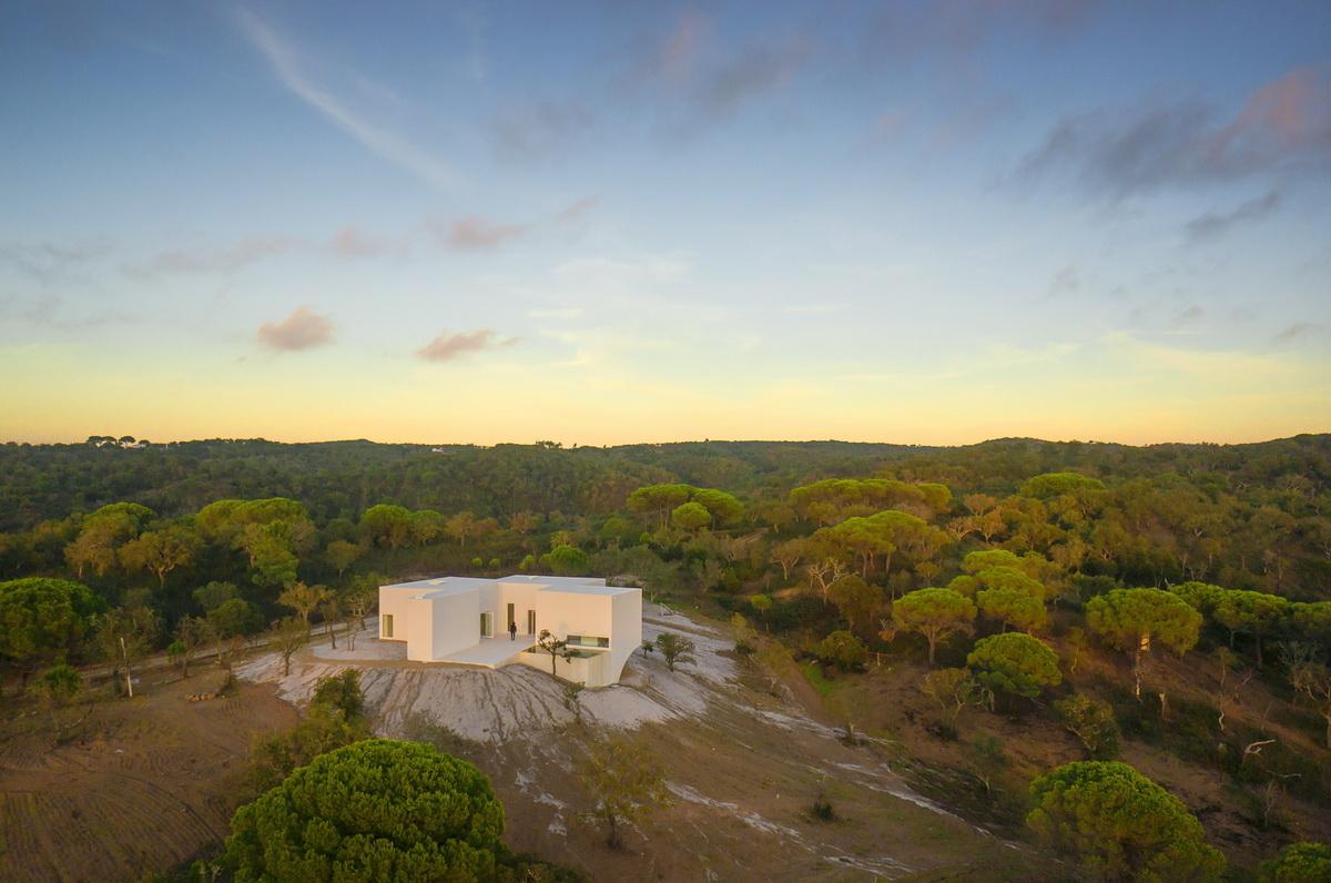 荒漠上的白色雕塑“花”：Fontinha 住宅 / Aires Mateus + SIA arquitectura