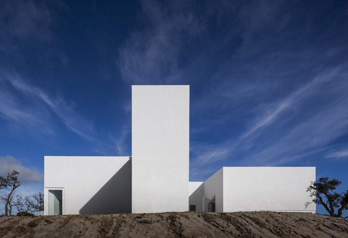 荒漠上的白色雕塑“花”：Fontinha 住宅 / Aires Mateus + SIA arquitectura