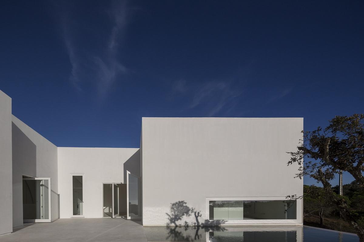 荒漠上的白色雕塑“花”：Fontinha 住宅 / Aires Mateus + SIA arquitectura