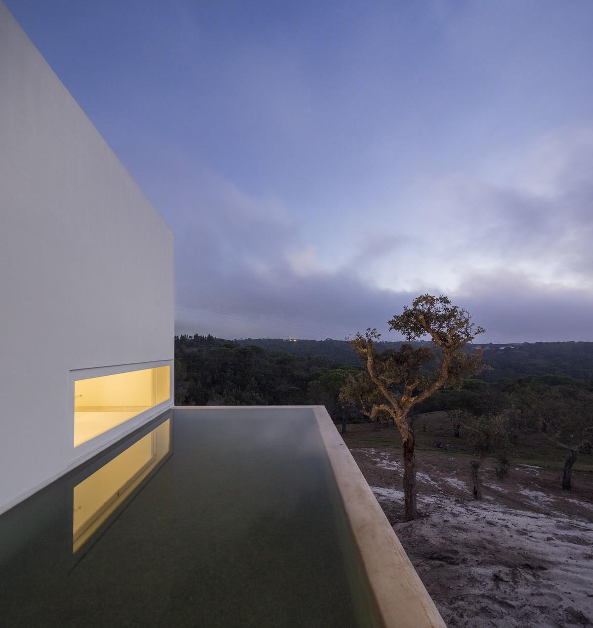荒漠上的白色雕塑“花”：Fontinha 住宅 / Aires Mateus + SIA arquitectura
