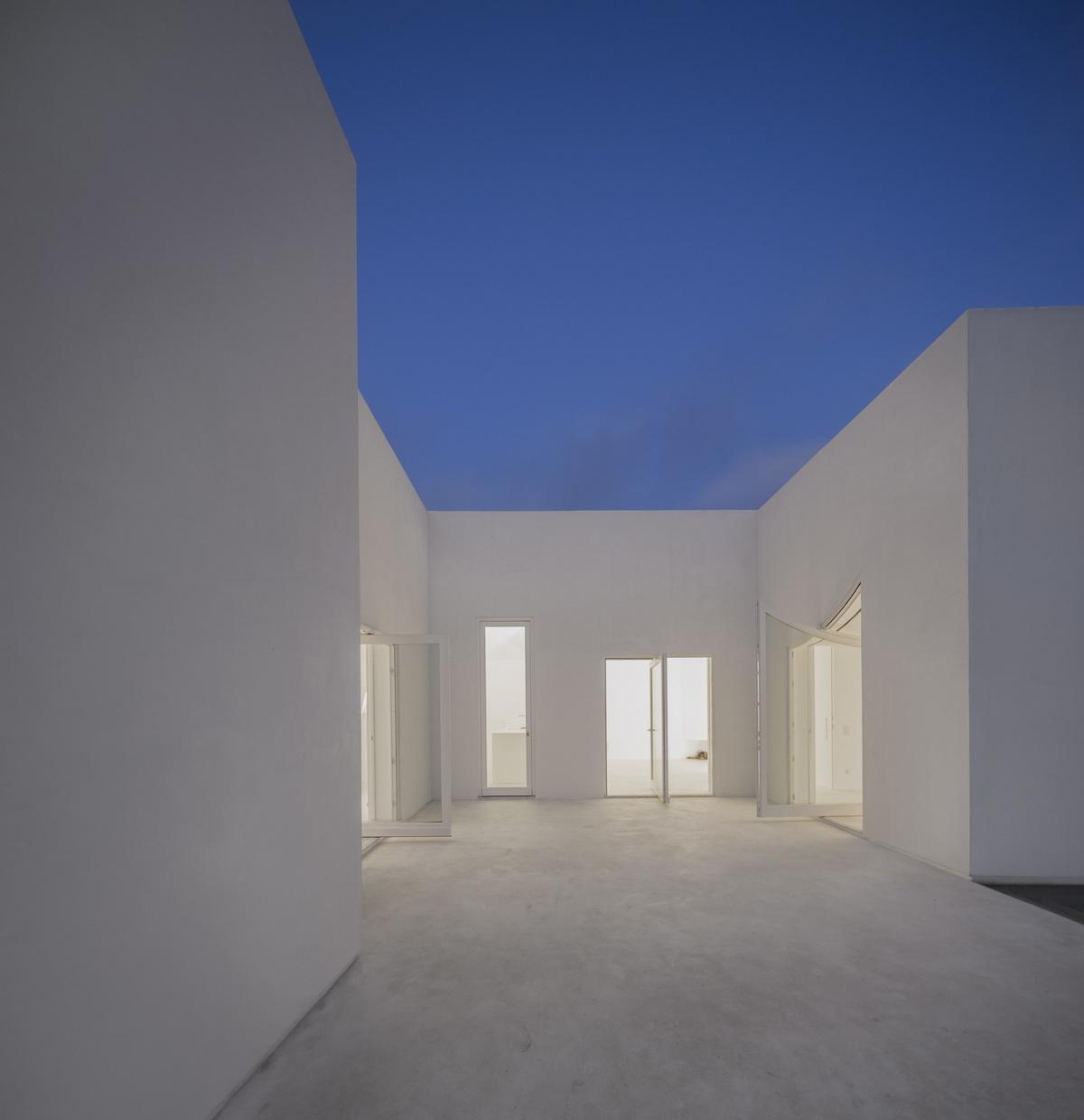 荒漠上的白色雕塑“花”：Fontinha 住宅 / Aires Mateus + SIA arquitectura