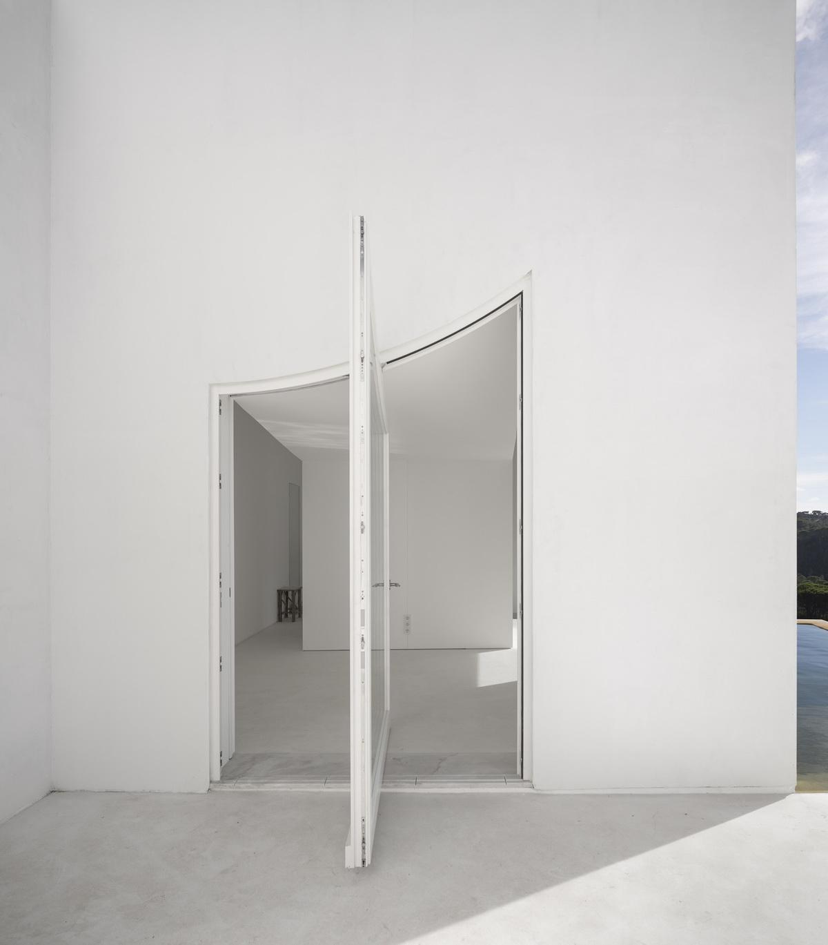 荒漠上的白色雕塑“花”：Fontinha 住宅 / Aires Mateus + SIA arquitectura