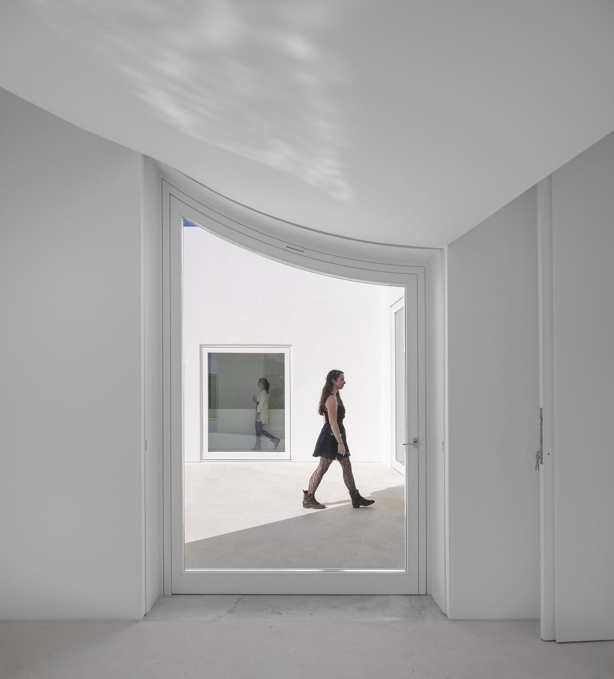 荒漠上的白色雕塑“花”：Fontinha 住宅 / Aires Mateus + SIA arquitectura