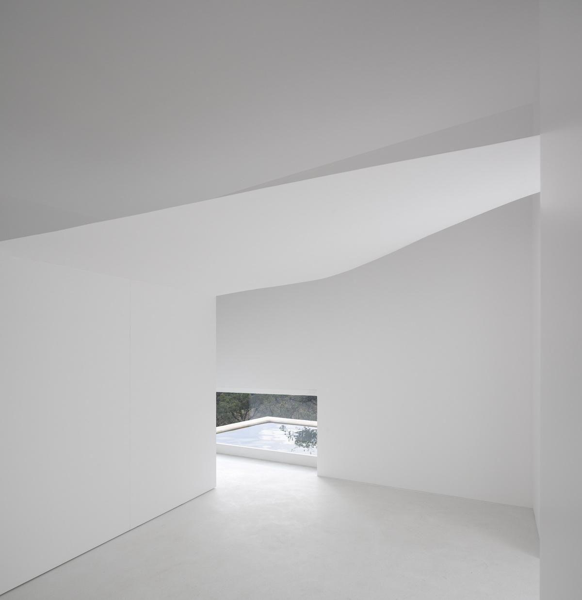 荒漠上的白色雕塑“花”：Fontinha 住宅 / Aires Mateus + SIA arquitectura