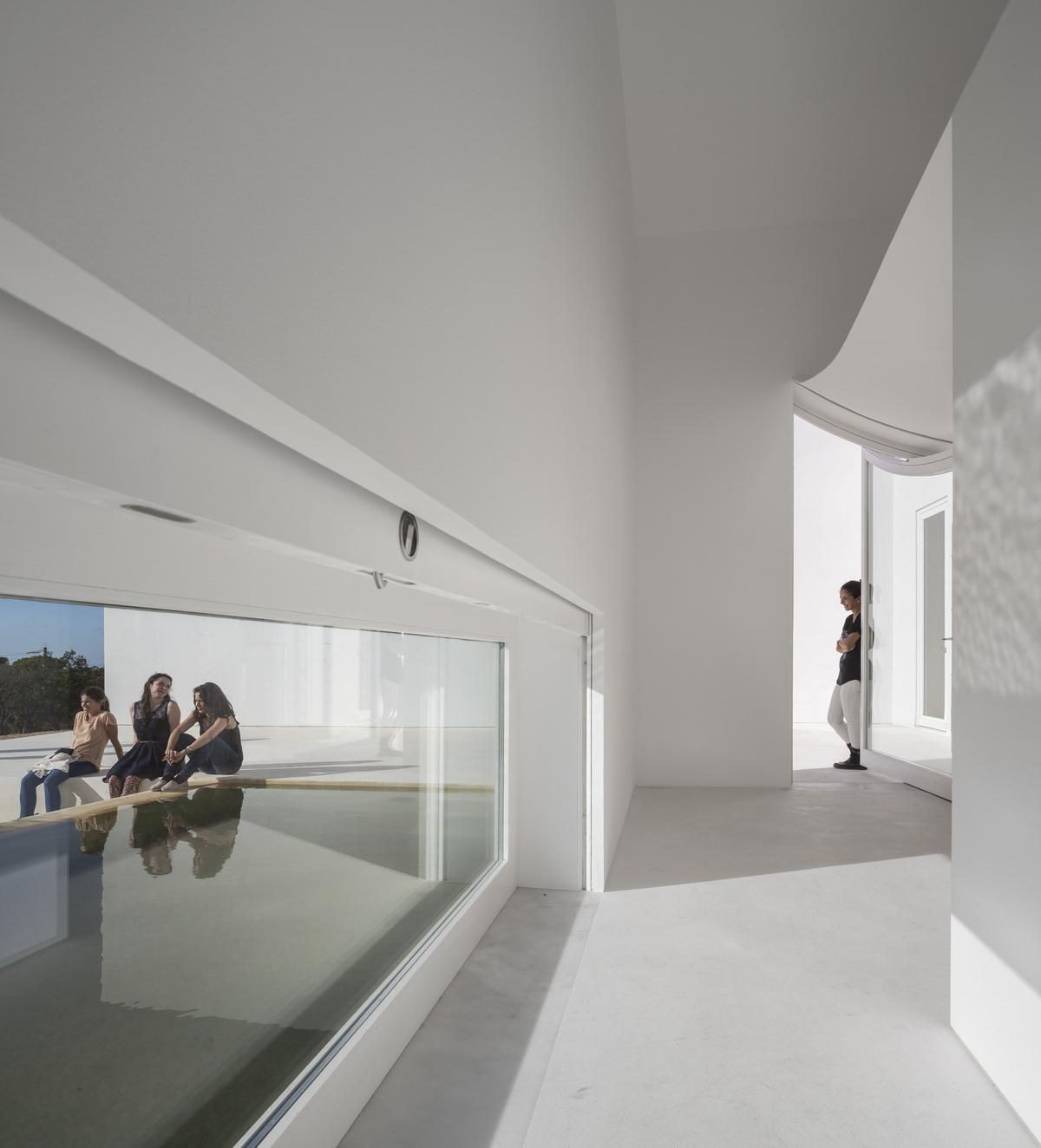 荒漠上的白色雕塑“花”：Fontinha 住宅 / Aires Mateus + SIA arquitectura