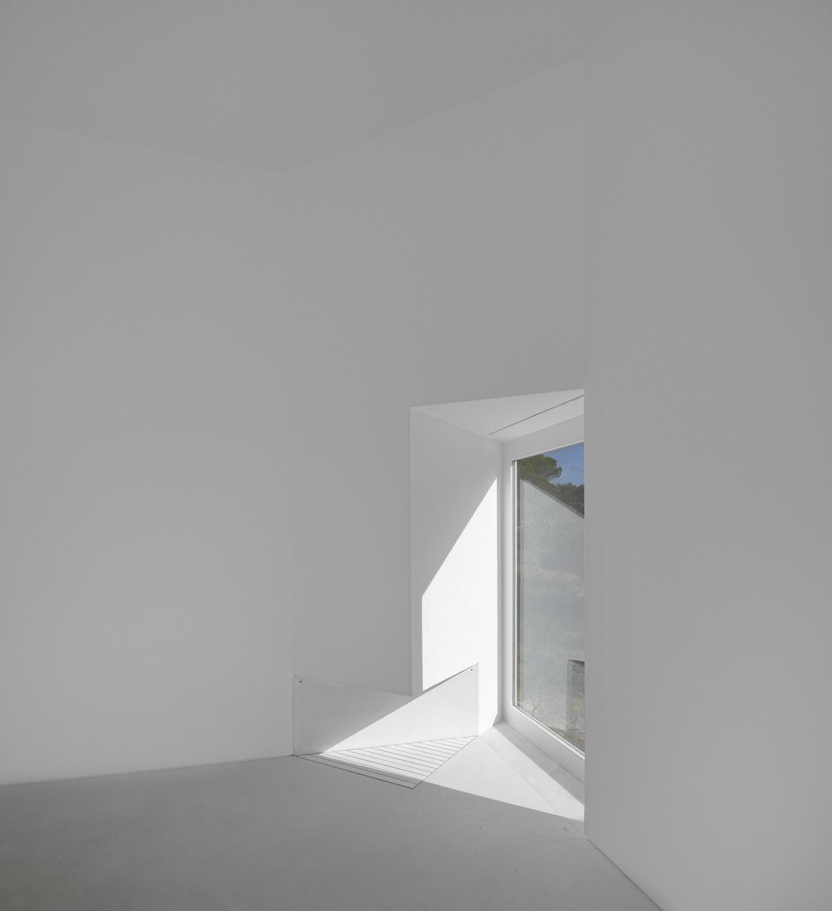 荒漠上的白色雕塑“花”：Fontinha 住宅 / Aires Mateus + SIA arquitectura