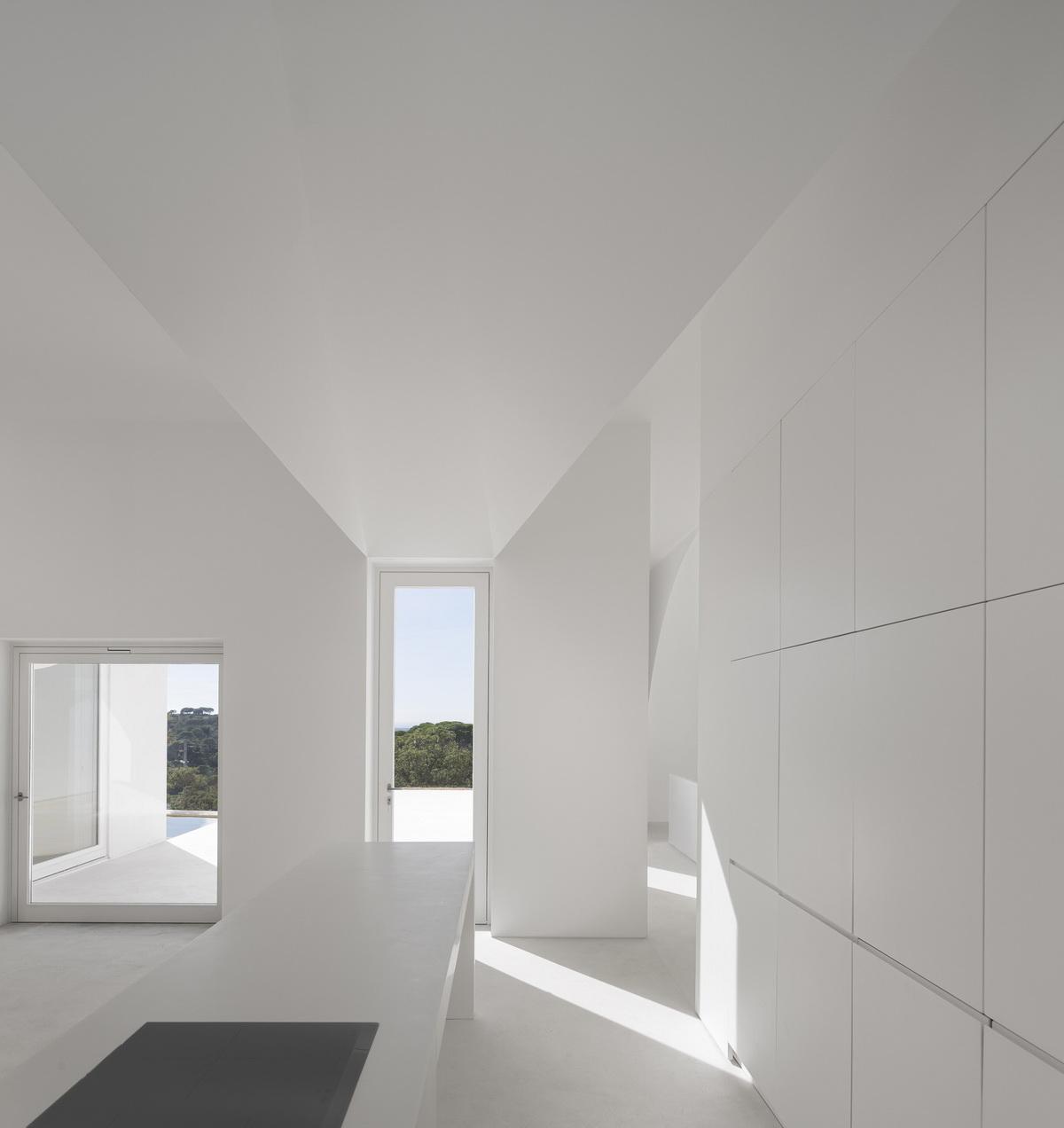 荒漠上的白色雕塑“花”：Fontinha 住宅 / Aires Mateus + SIA arquitectura