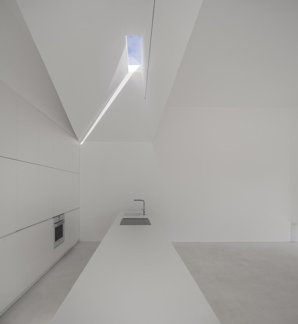 荒漠上的白色雕塑“花”：Fontinha 住宅 / Aires Mateus + SIA arquitectura