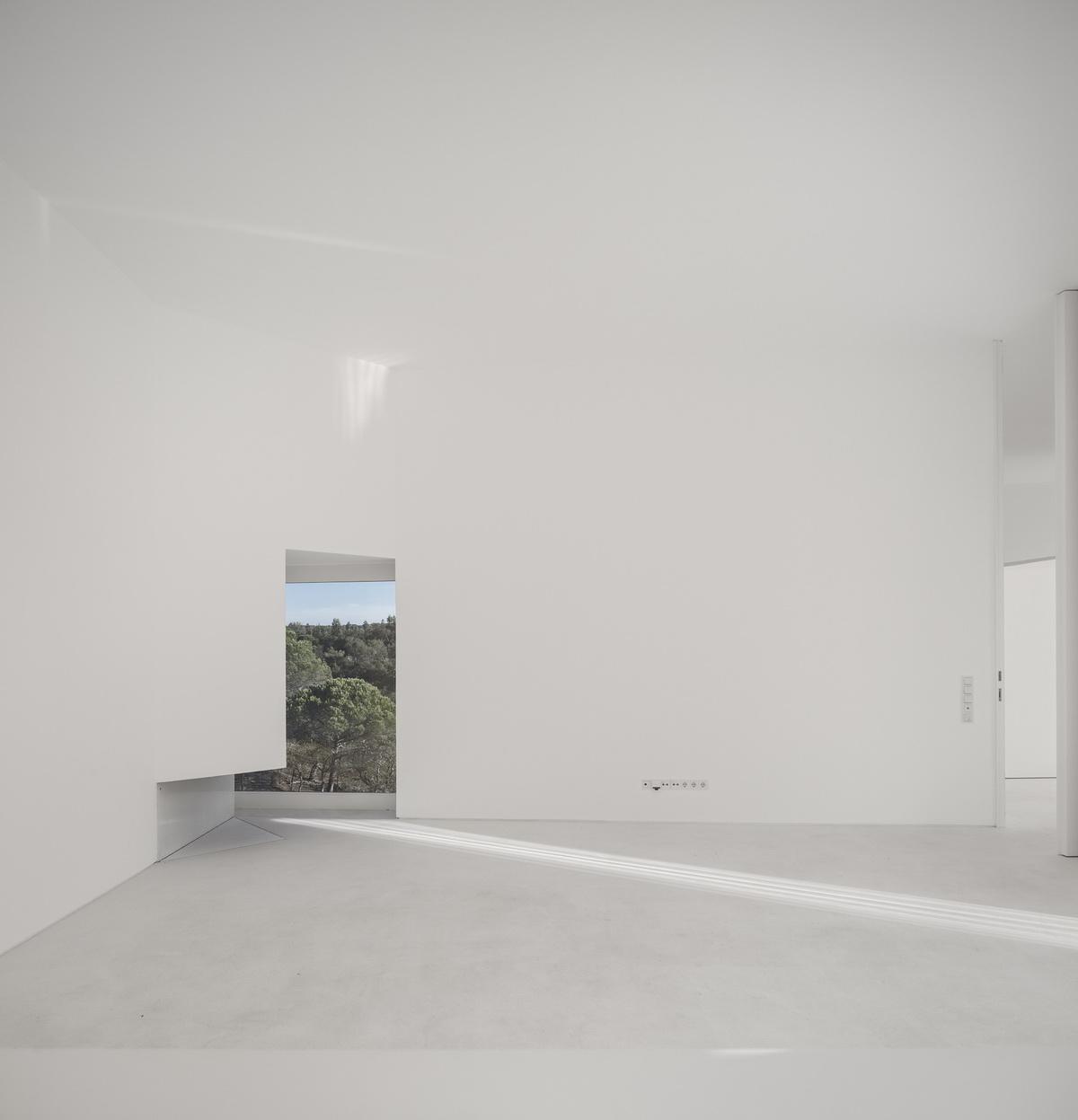 荒漠上的白色雕塑“花”：Fontinha 住宅 / Aires Mateus + SIA arquitectura