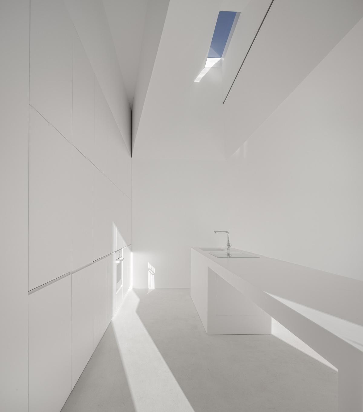荒漠上的白色雕塑“花”：Fontinha 住宅 / Aires Mateus + SIA arquitectura