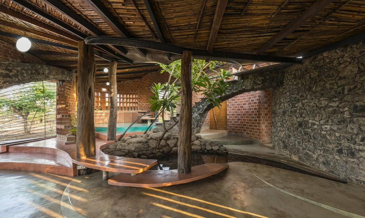 飞动的曲线映入乡村天际线：印度红砖之屋 / iStudio architecture