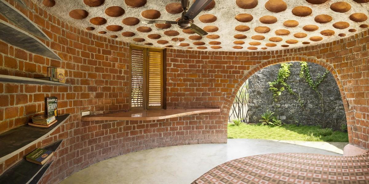 飞动的曲线映入乡村天际线：印度红砖之屋 / iStudio architecture