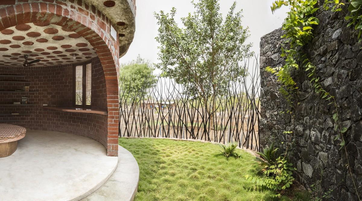 飞动的曲线映入乡村天际线：印度红砖之屋 / iStudio architecture