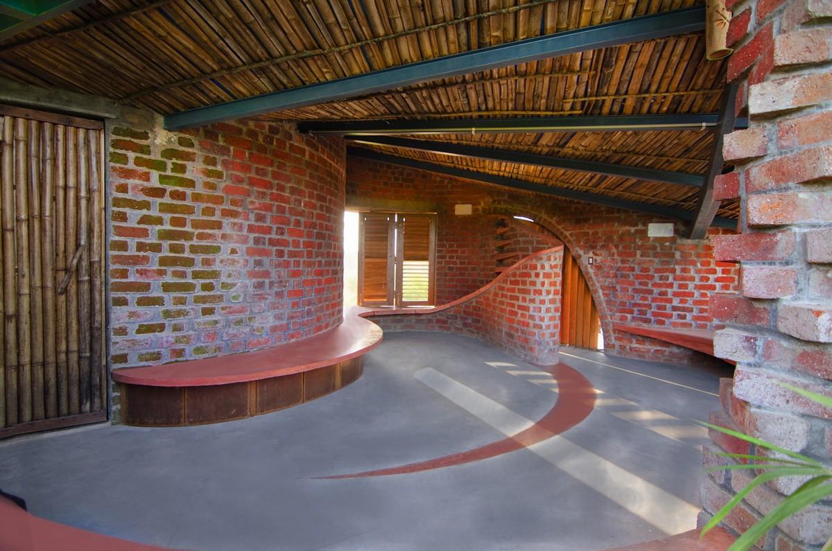 飞动的曲线映入乡村天际线：印度红砖之屋 / iStudio architecture