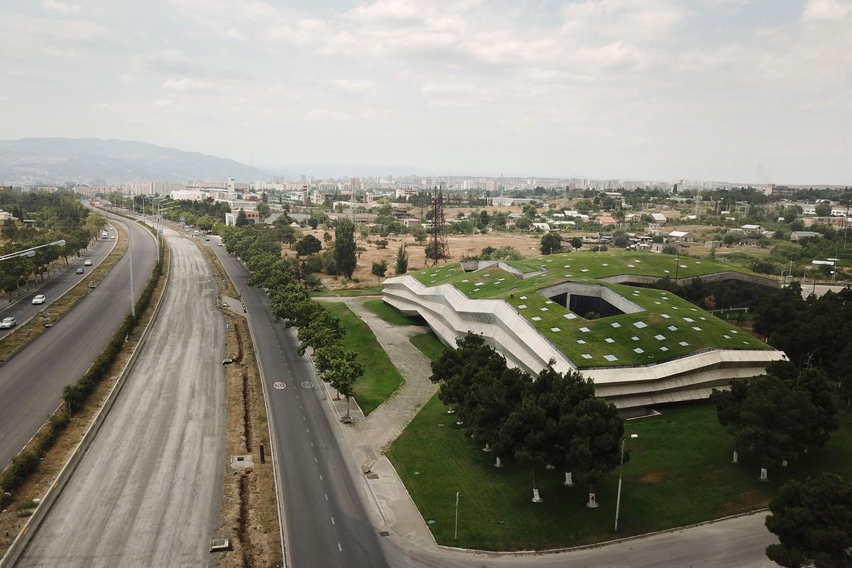 光影咖啡工厂，格鲁吉亚 ／Khmaladze Architects