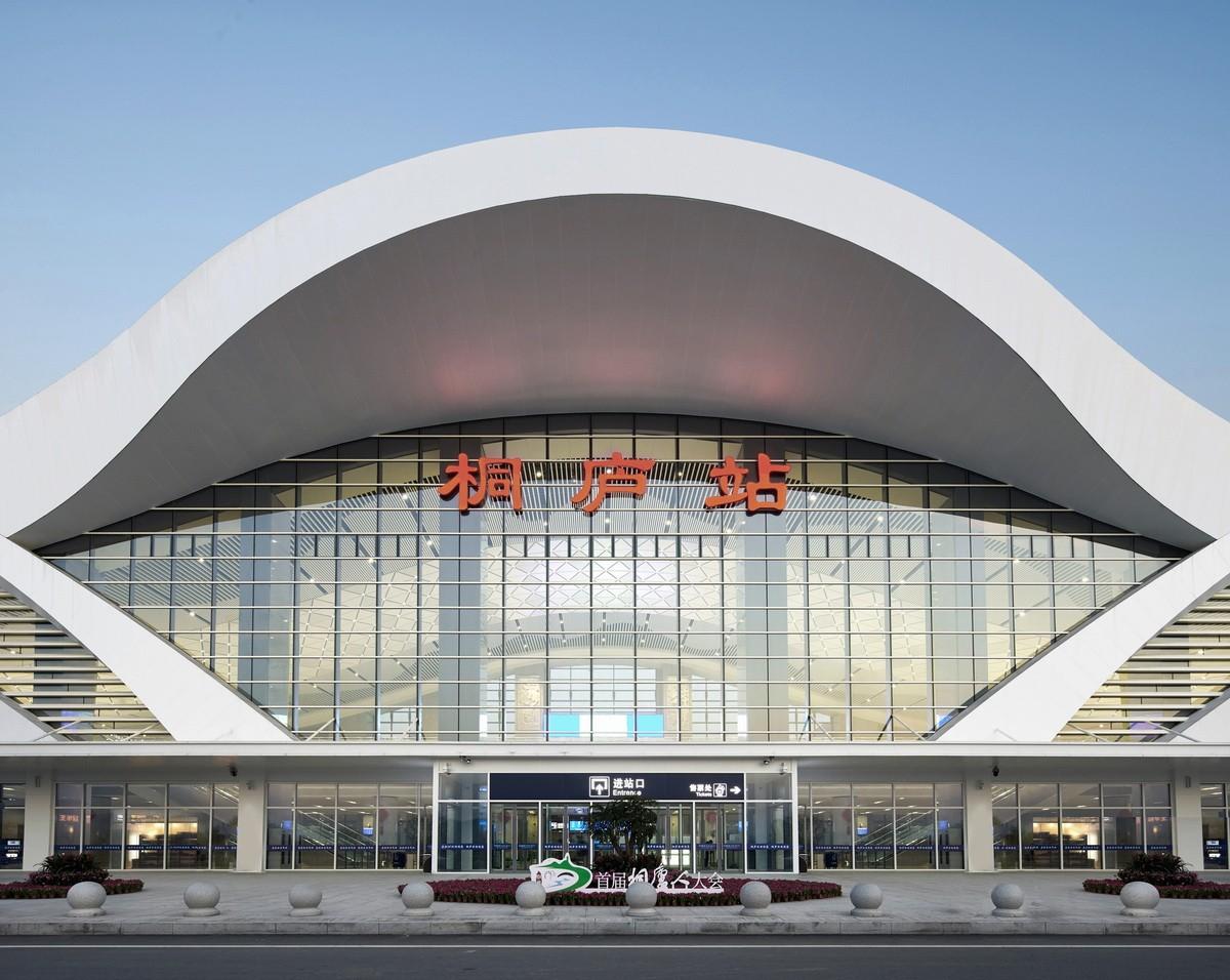 以自然之笔重塑富春山水——杭黄铁路桐庐站 / 绿城十维