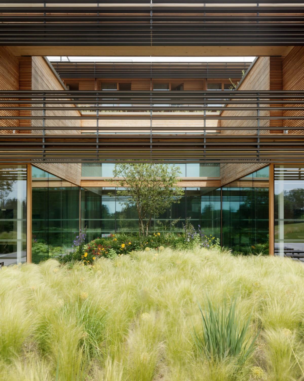 错落于丘陵原野之上的疗养中心 / Dietger Wissounig Architekten