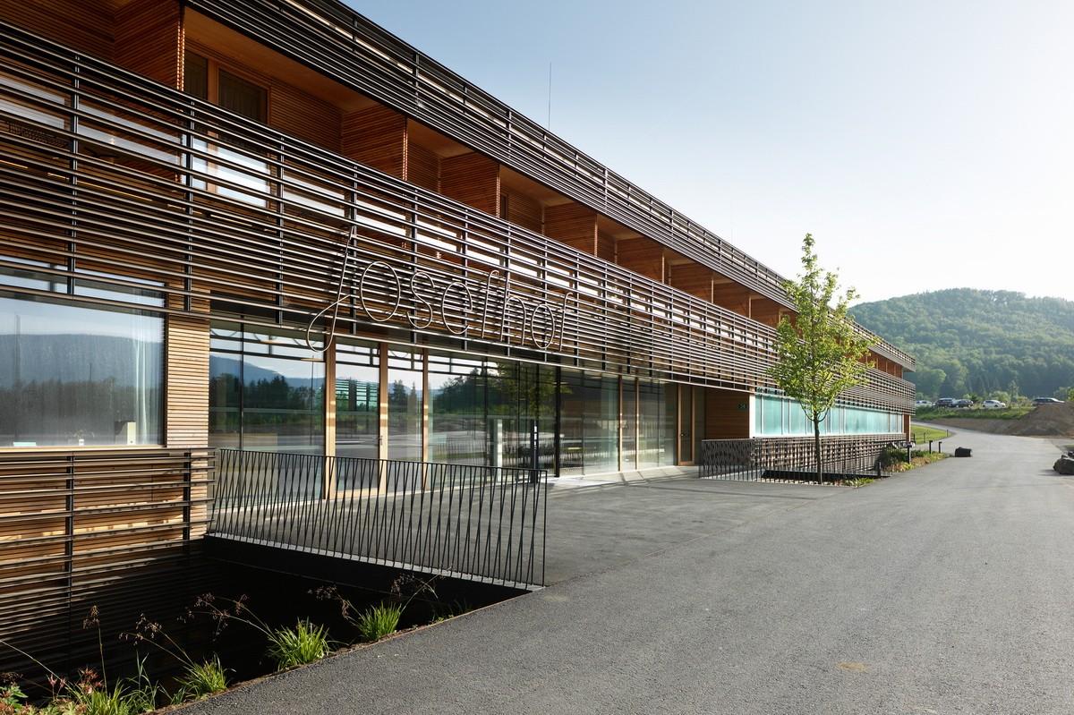 错落于丘陵原野之上的疗养中心 / Dietger Wissounig Architekten