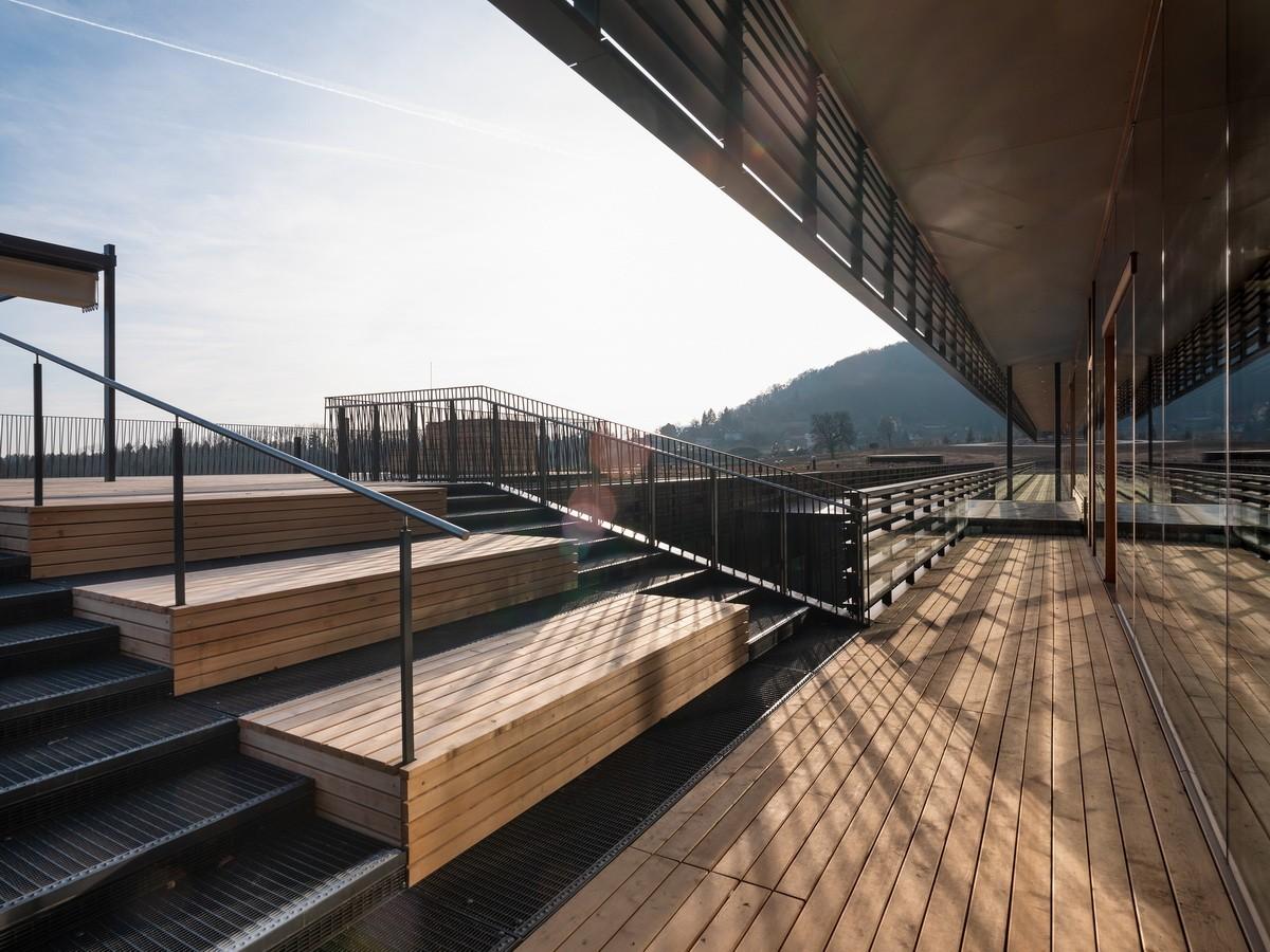 错落于丘陵原野之上的疗养中心 / Dietger Wissounig Architekten