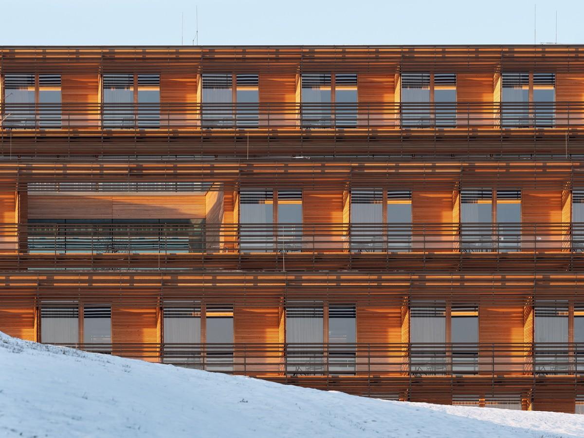 错落于丘陵原野之上的疗养中心 / Dietger Wissounig Architekten