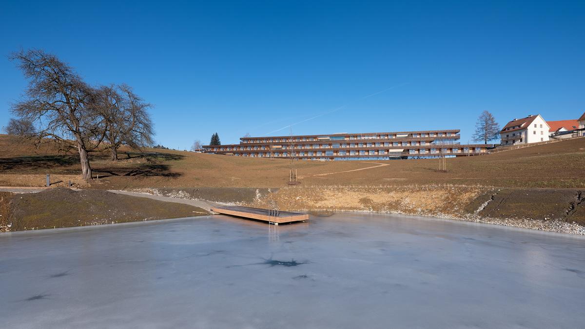 错落于丘陵原野之上的疗养中心 / Dietger Wissounig Architekten