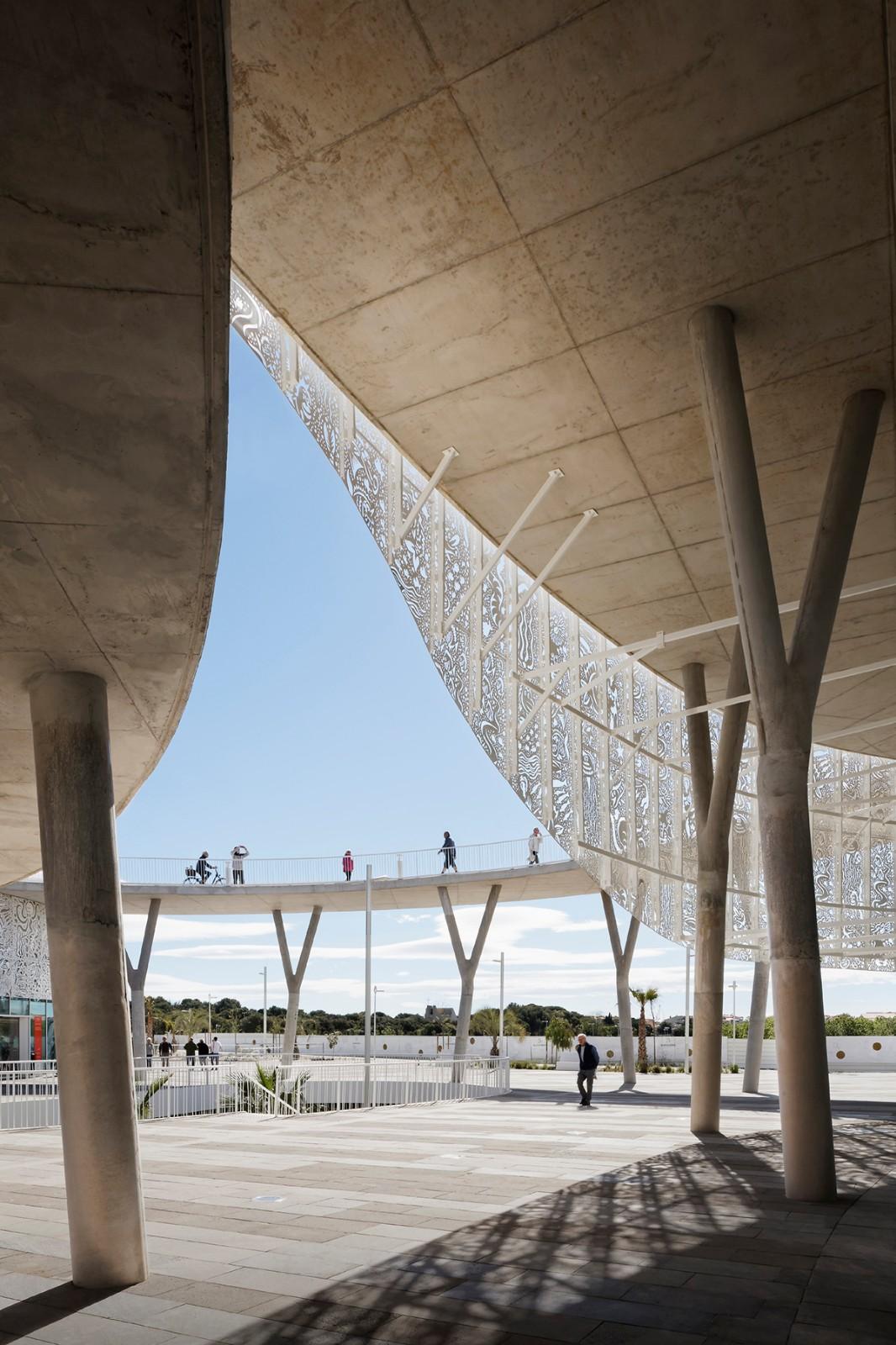 海洋与陆地之间的白色珍珠：阿格德角博彩与展览中心 / A+Architecture