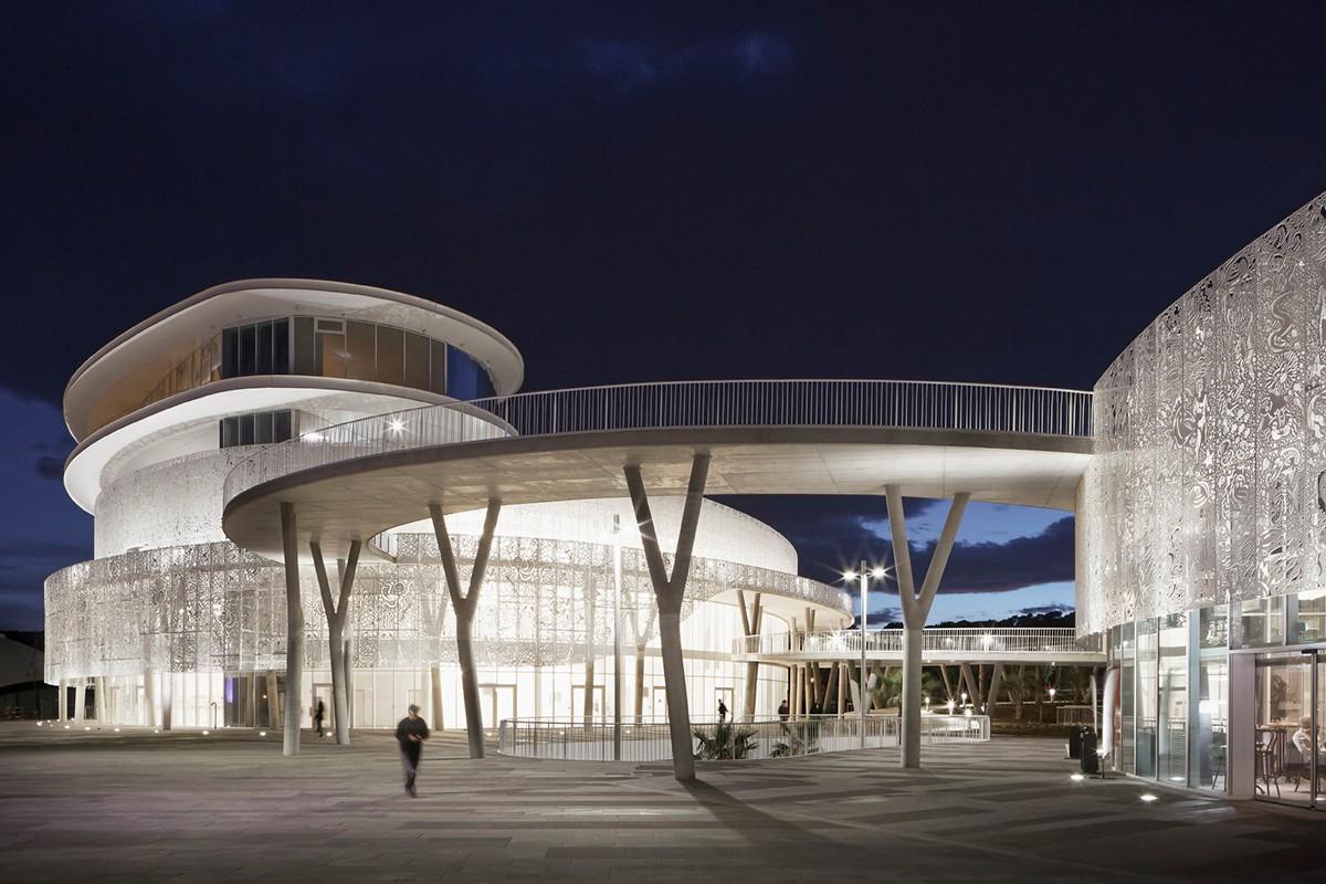 海洋与陆地之间的白色珍珠：阿格德角博彩与展览中心 / A+Architecture