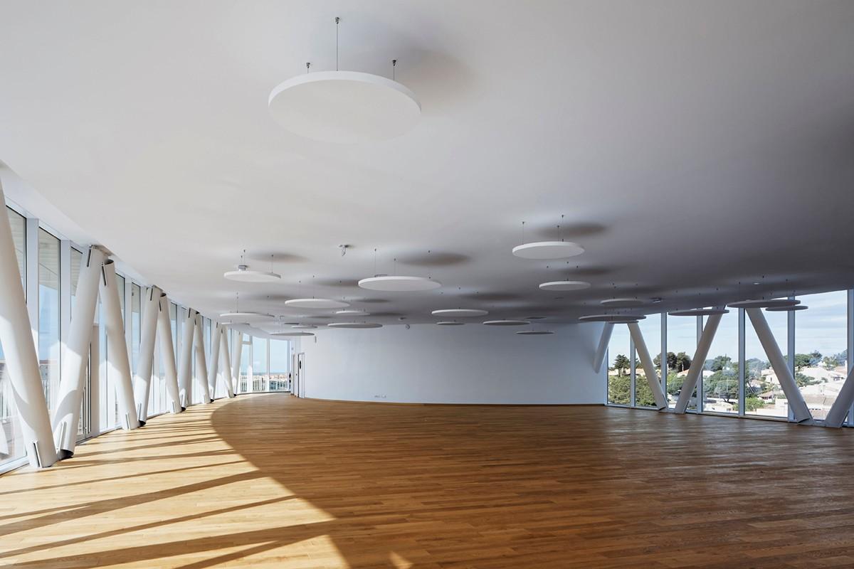 海洋与陆地之间的白色珍珠：阿格德角博彩与展览中心 / A+Architecture