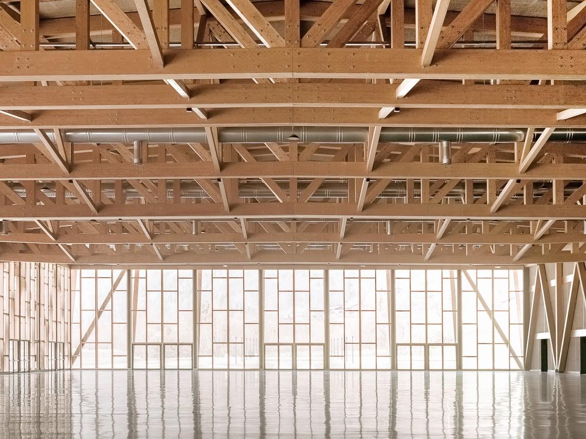 绵延曲折，消隐于阿尔卑斯山谷地：阿戈多会议展览中心 / Studio Botter + Studio Bressan