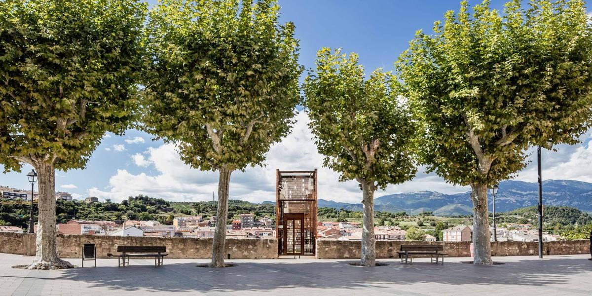 嵌于悬崖上，连接中世纪城堡与现代聚落：Gironella 历史古城新入口 / Carles Enrich