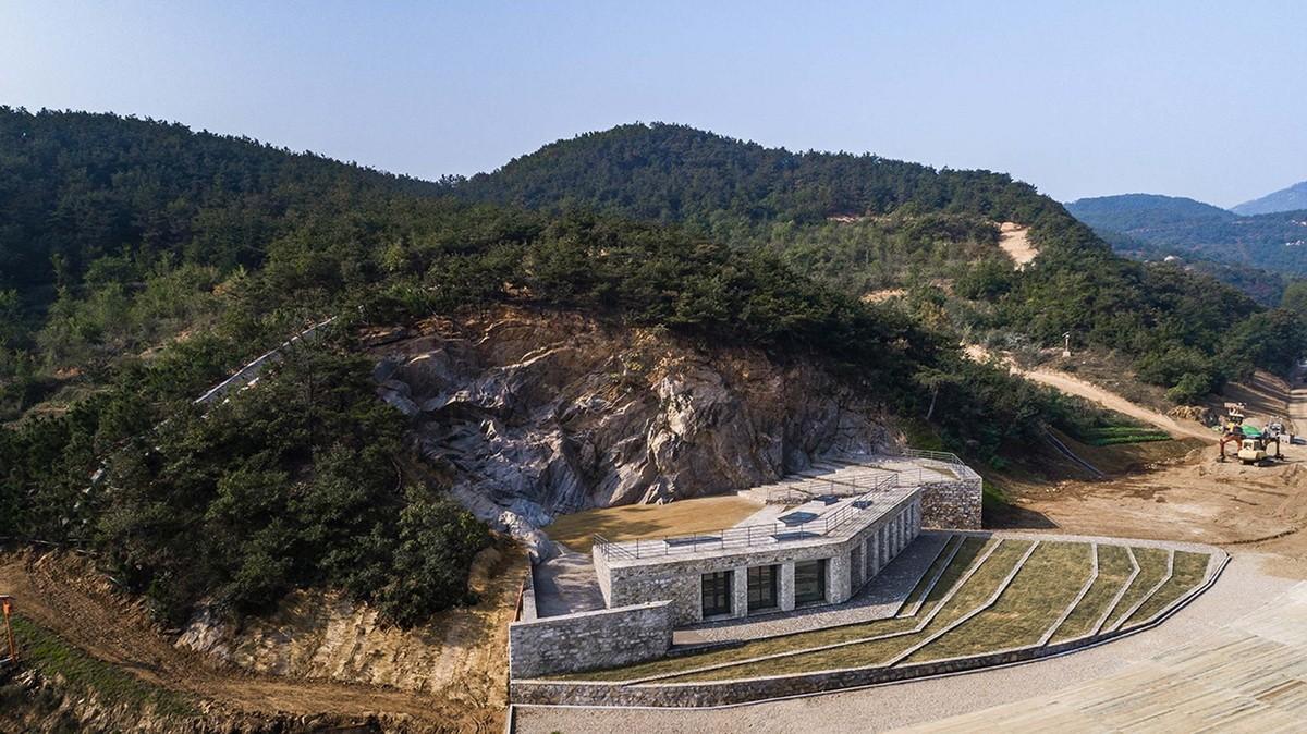 隐于自然，朝向岁月：石窝剧场 / 三文建筑 / 何崴工作室