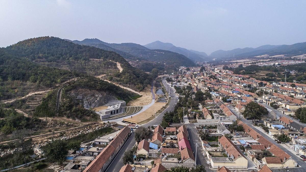 隐于自然，朝向岁月：石窝剧场 / 三文建筑 / 何崴工作室