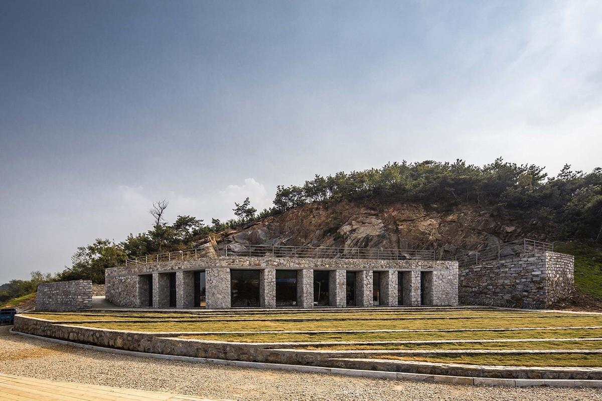 隐于自然，朝向岁月：石窝剧场 / 三文建筑 / 何崴工作室