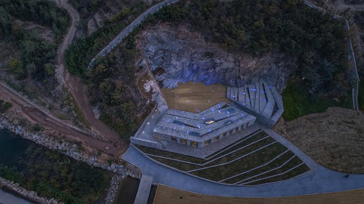 隐于自然，朝向岁月：石窝剧场 / 三文建筑 / 何崴工作室