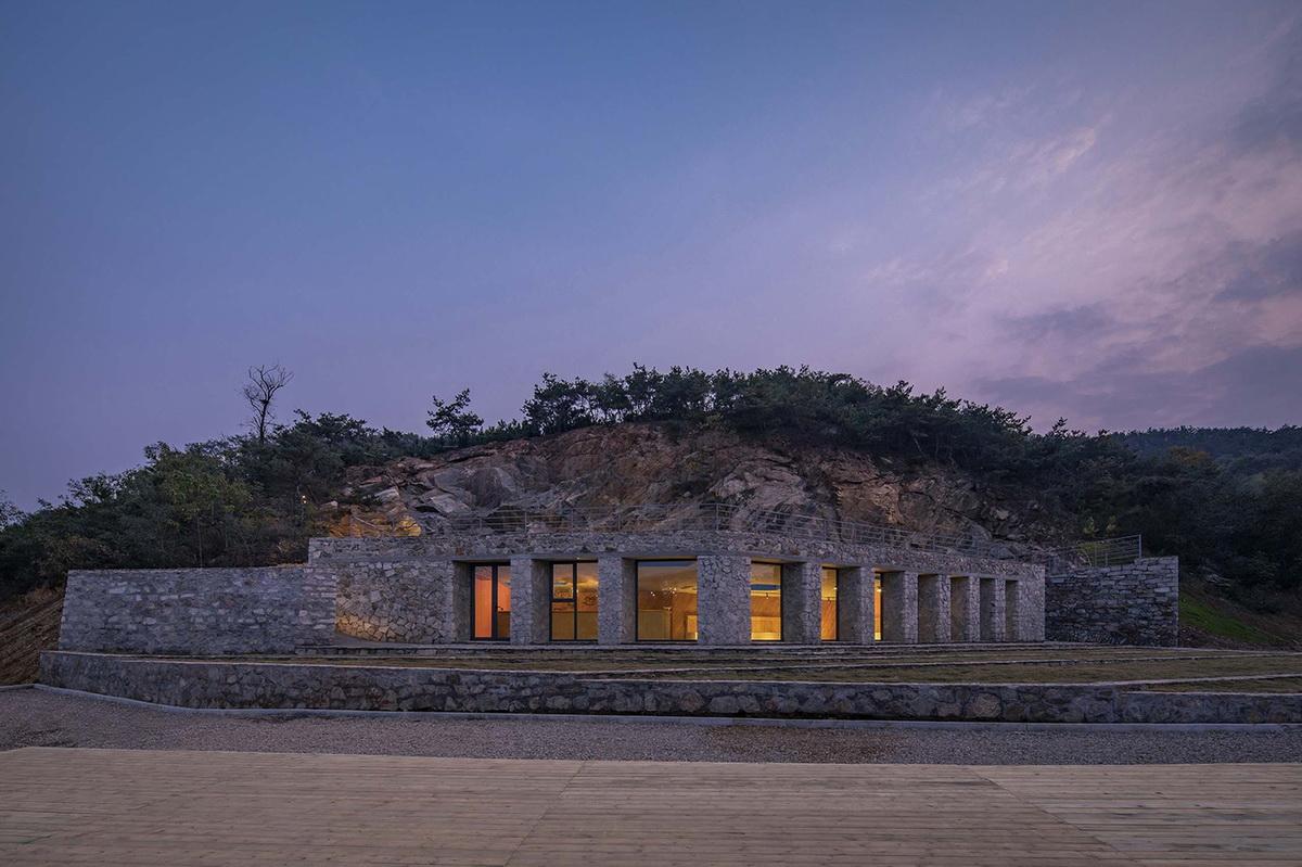 隐于自然，朝向岁月：石窝剧场 / 三文建筑 / 何崴工作室