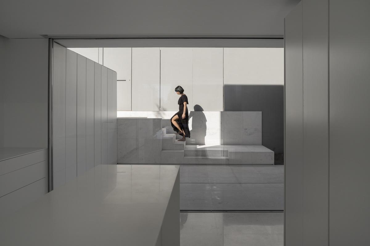 在天空与大海的深邃里，纵享田园诗般纯净：“水平线”别墅 / Fran Silvestre Arquitectos