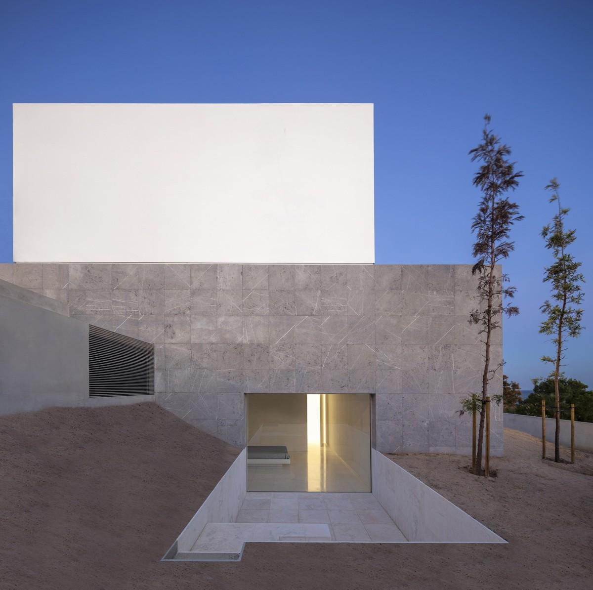 在天空与大海的深邃里，纵享田园诗般纯净：“水平线”别墅 / Fran Silvestre Arquitectos