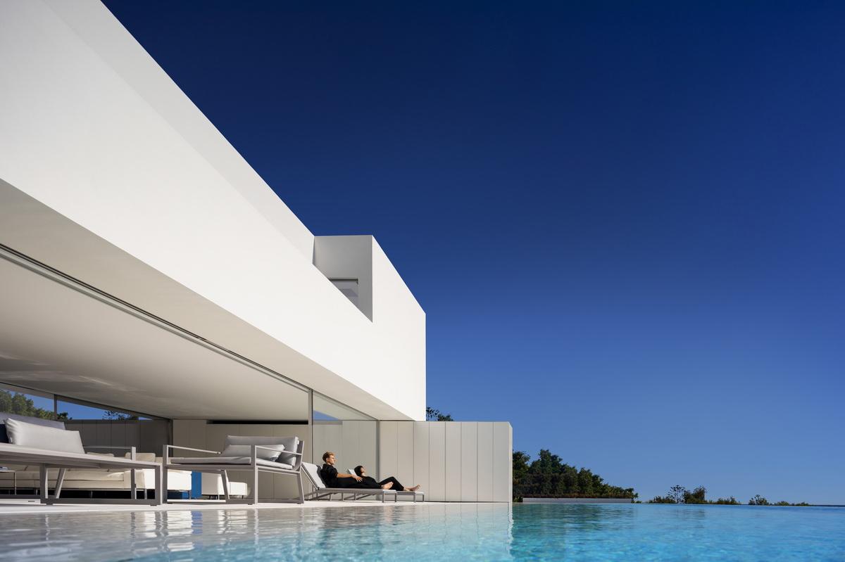 在天空与大海的深邃里，纵享田园诗般纯净：“水平线”别墅 / Fran Silvestre Arquitectos