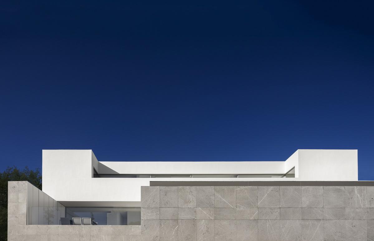 在天空与大海的深邃里，纵享田园诗般纯净：“水平线”别墅 / Fran Silvestre Arquitectos
