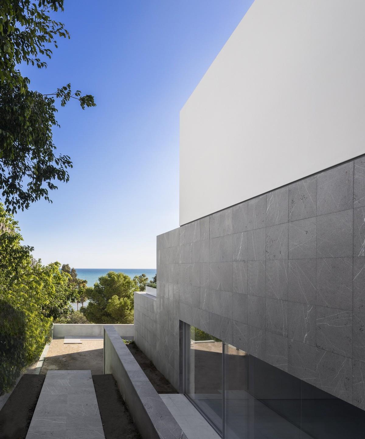 在天空与大海的深邃里，纵享田园诗般纯净：“水平线”别墅 / Fran Silvestre Arquitectos