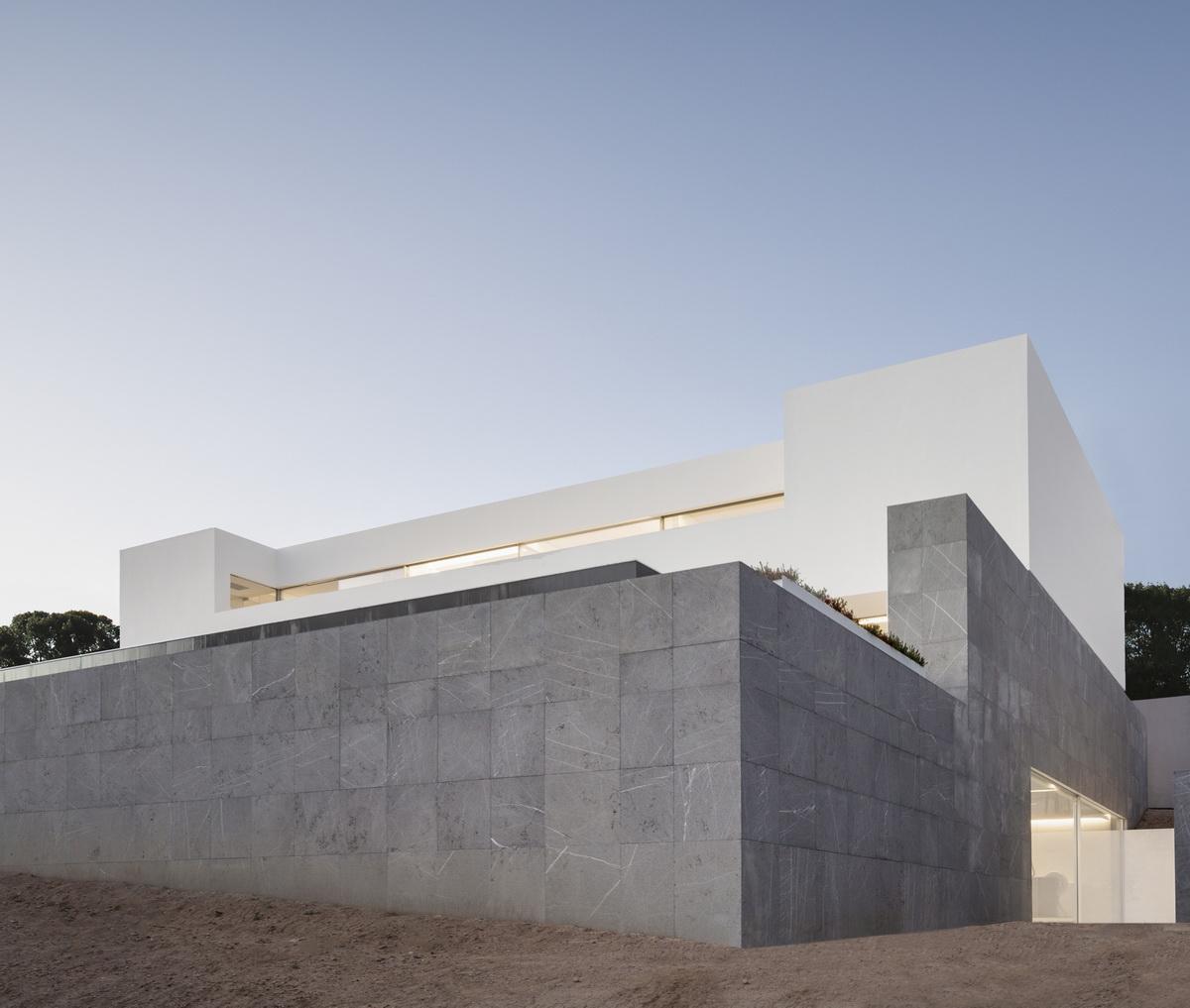 在天空与大海的深邃里，纵享田园诗般纯净：“水平线”别墅 / Fran Silvestre Arquitectos