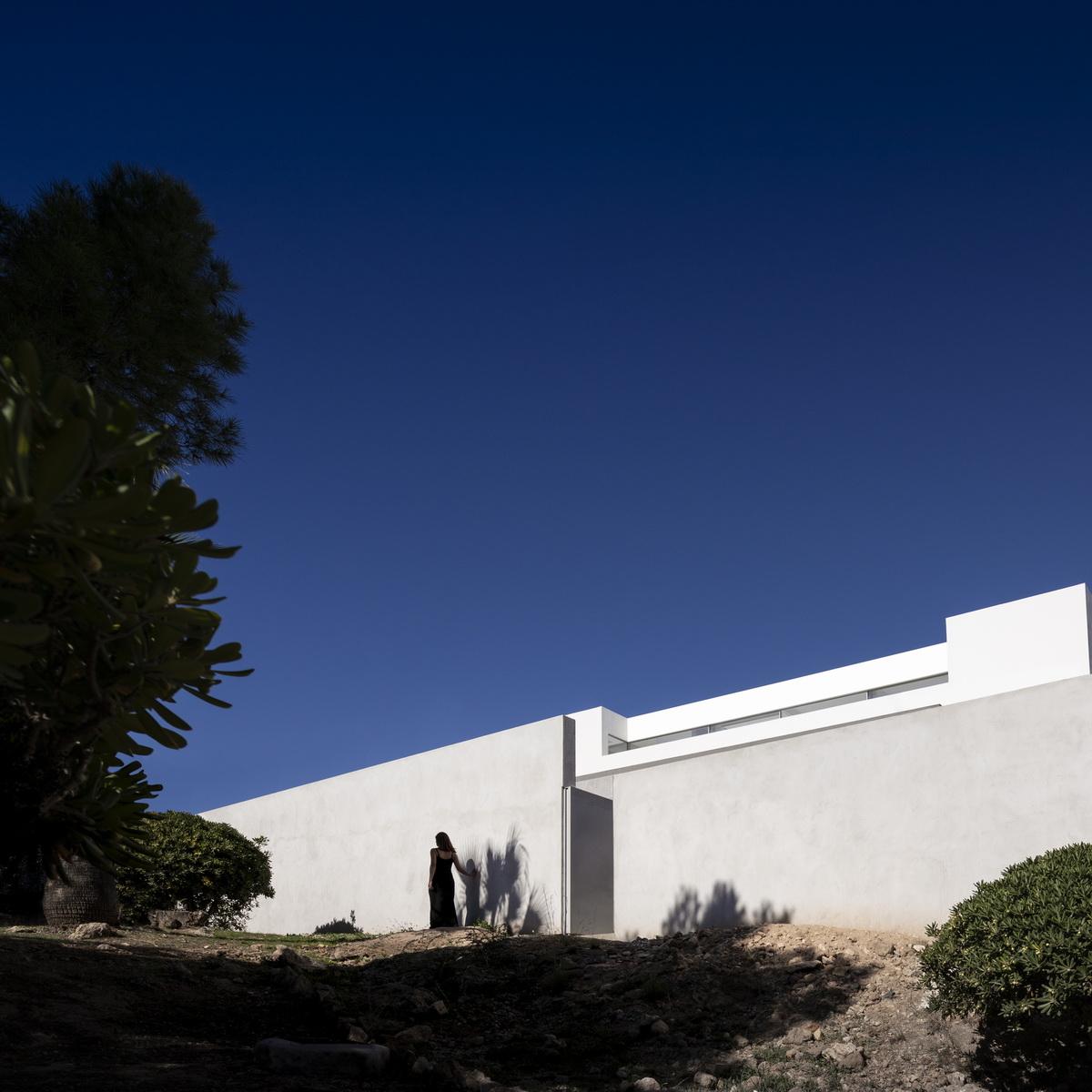 在天空与大海的深邃里，纵享田园诗般纯净：“水平线”别墅 / Fran Silvestre Arquitectos