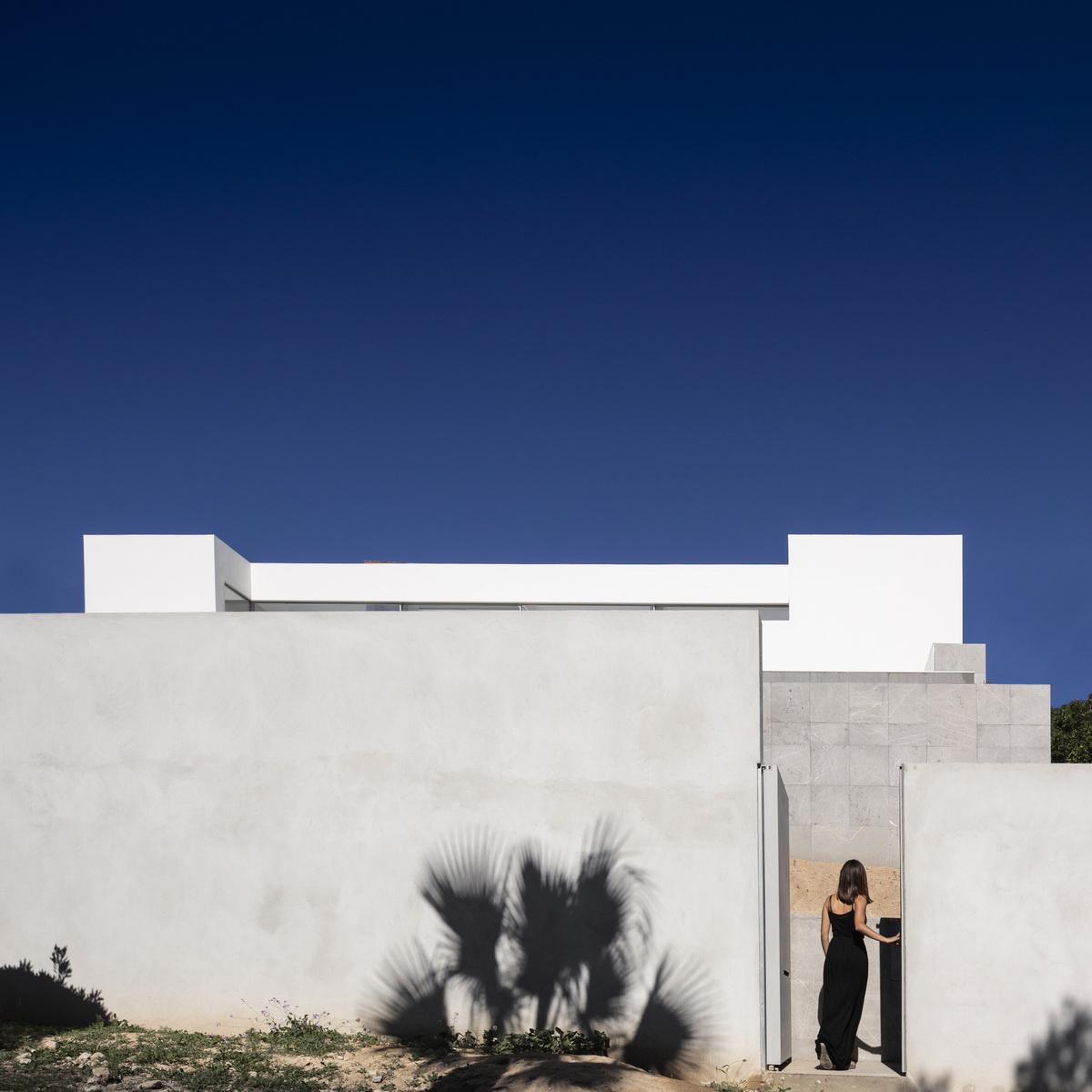 在天空与大海的深邃里，纵享田园诗般纯净：“水平线”别墅 / Fran Silvestre Arquitectos
