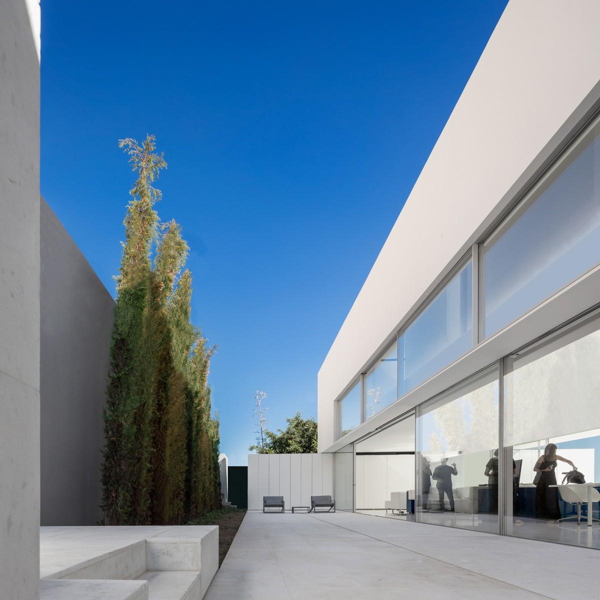 在天空与大海的深邃里，纵享田园诗般纯净：“水平线”别墅 / Fran Silvestre Arquitectos