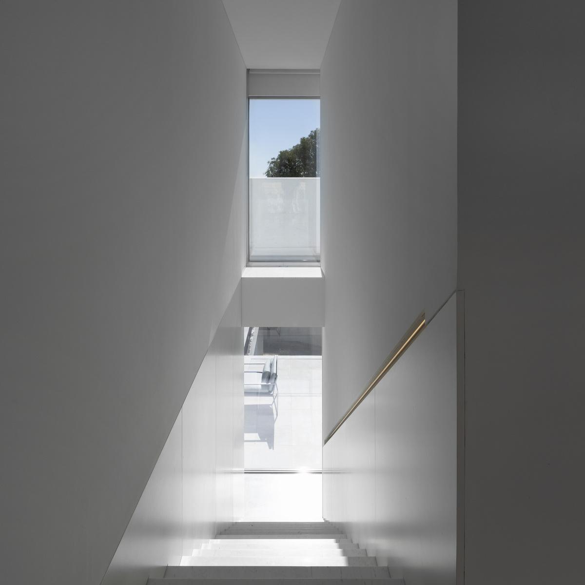 在天空与大海的深邃里，纵享田园诗般纯净：“水平线”别墅 / Fran Silvestre Arquitectos